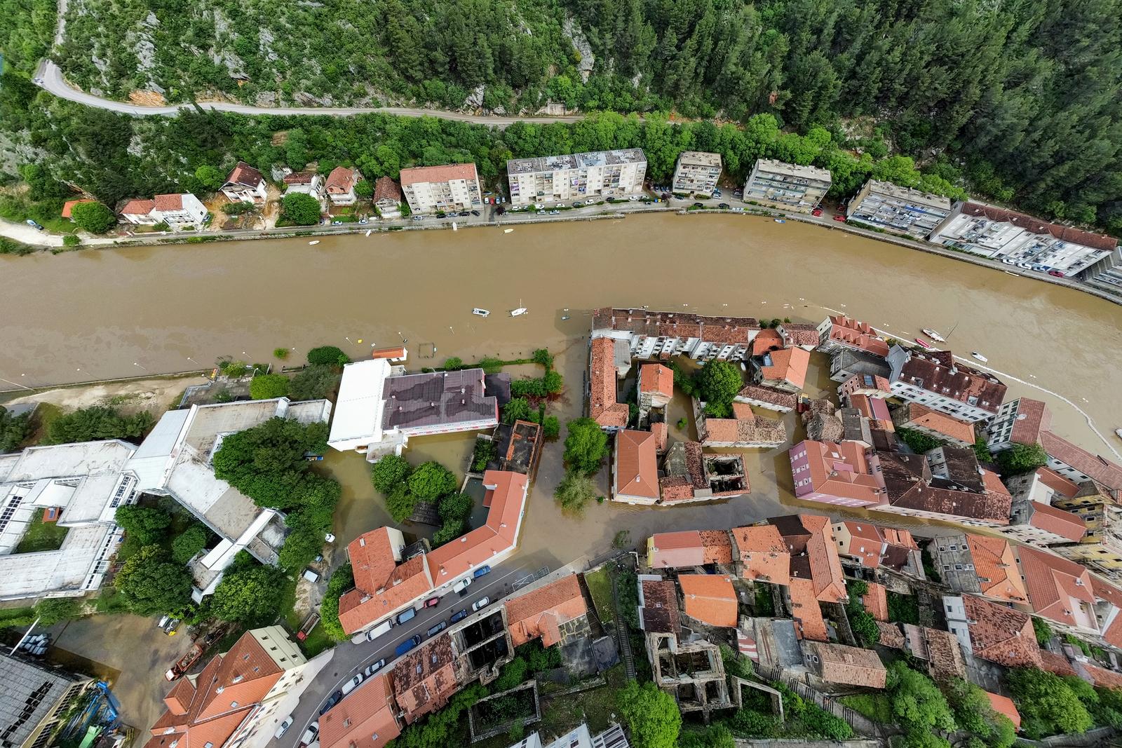 Pogled iz zraka na poplavljeni Obrovac Pogled iz zraka na poplavljeni Obrovac