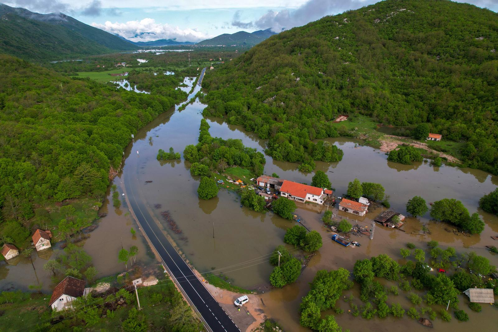 Pogled iz zraka na poplavljeni Gračac Pogled iz zraka na poplavljeni Gračac