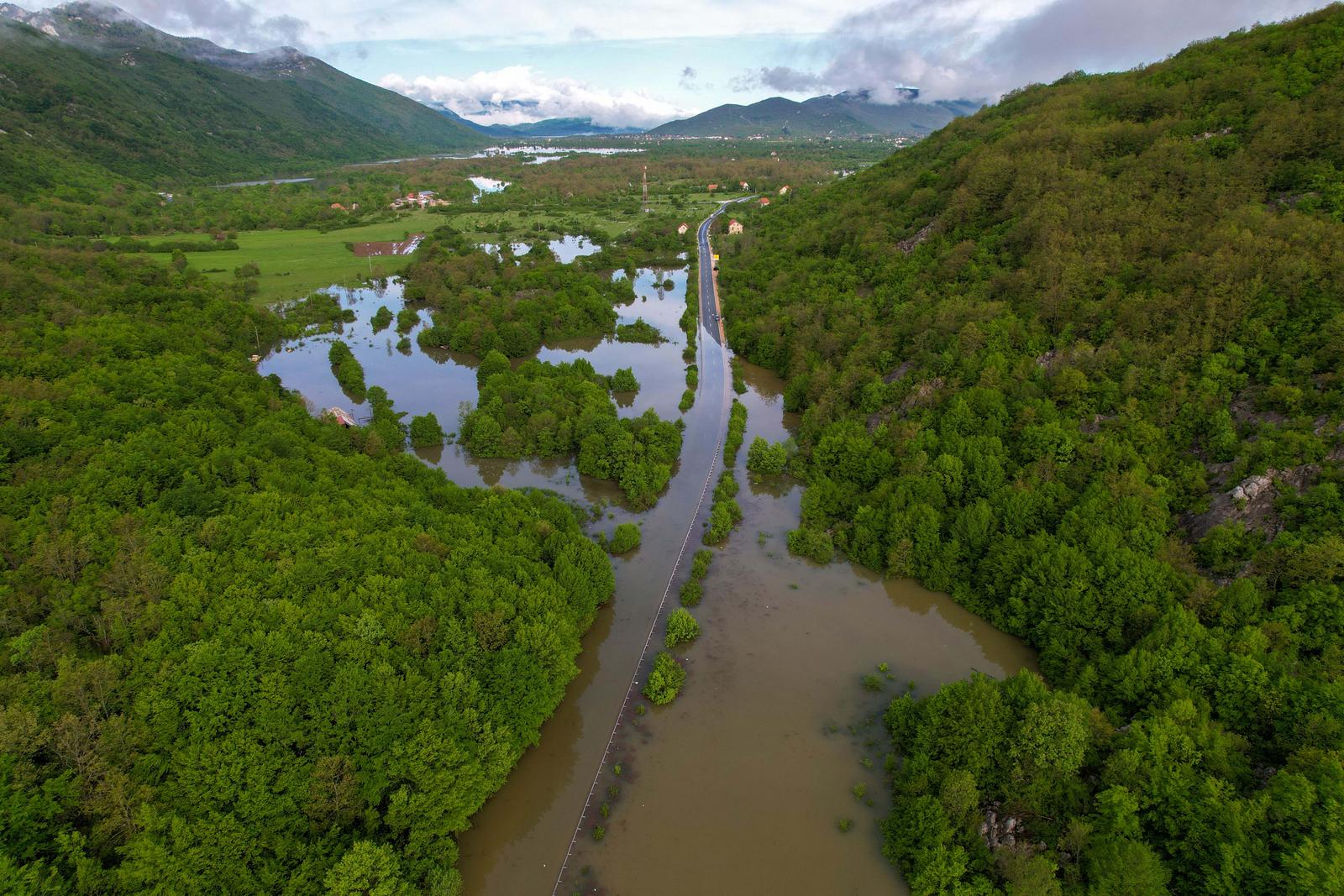 Pogled iz zraka na poplavljeni Gračac Pogled iz zraka na poplavljeni Gračac