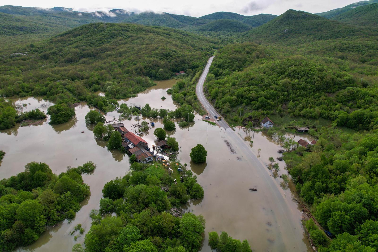 Pogled iz zraka na poplavljeni Gračac Pogled iz zraka na poplavljeni Gračac