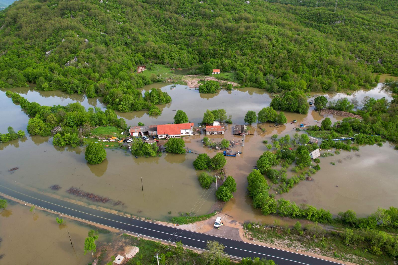 Pogled iz zraka na poplavljeni Gračac Pogled iz zraka na poplavljeni Gračac