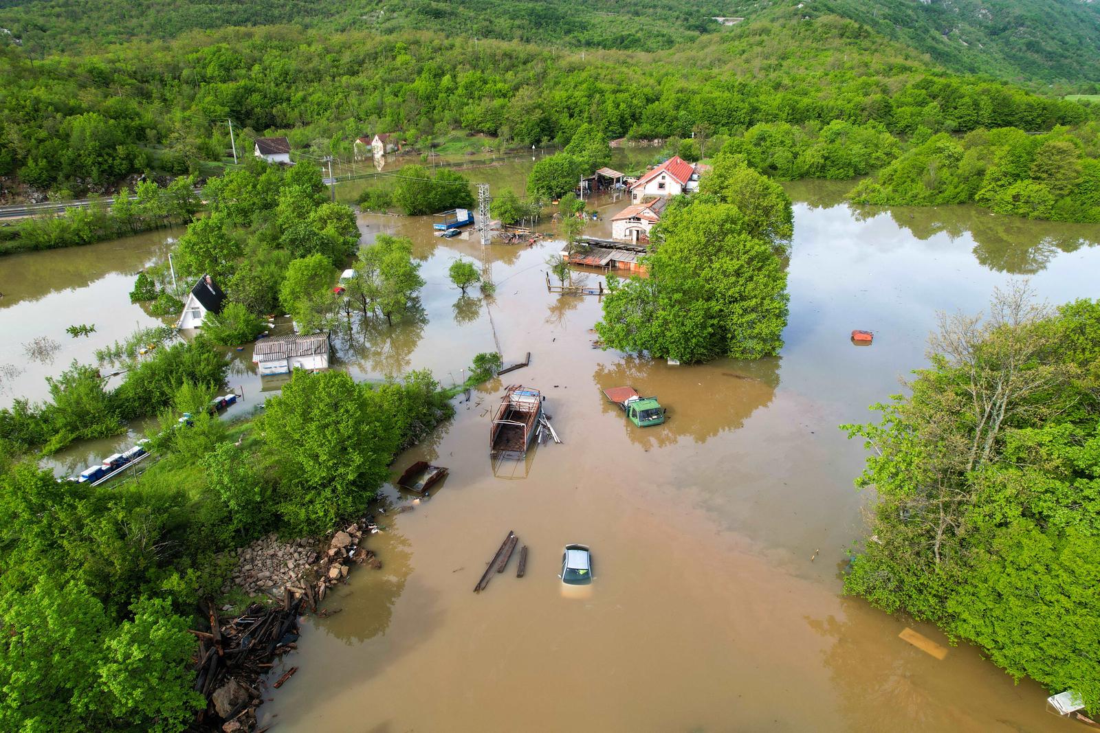 Pogled iz zraka na poplavljeni Gračac Pogled iz zraka na poplavljeni Gračac