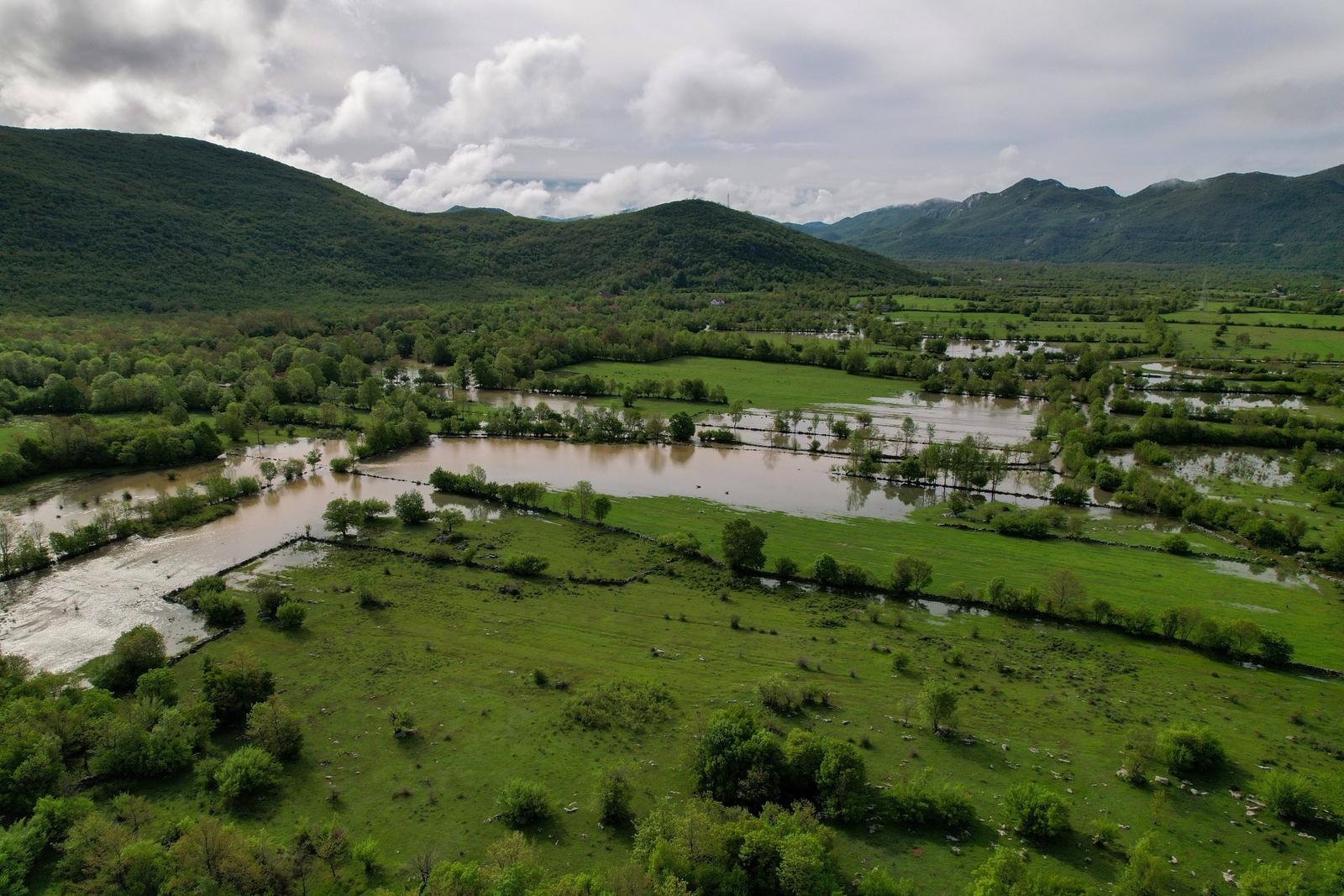 Pogled iz zraka na poplavljeni Gračac Pogled iz zraka na poplavljeni Gračac