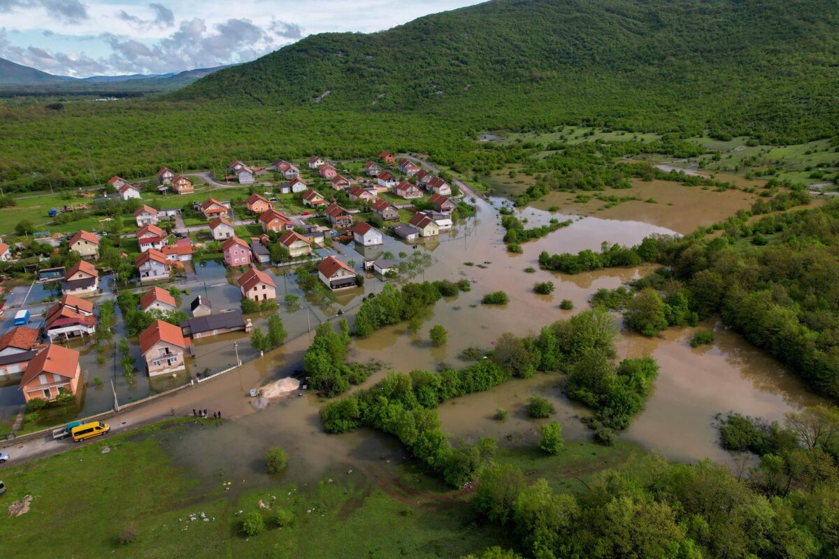 Pogled iz zraka na poplavljeni Gračac