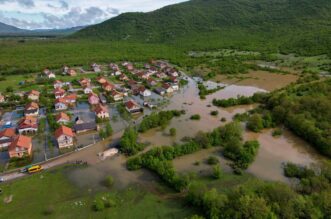 Pogled iz zraka na poplavljeni Gračac