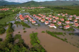 Pogled iz zraka na poplavljeni Gračac