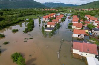 Pogled iz zraka na poplavljeni Gračac