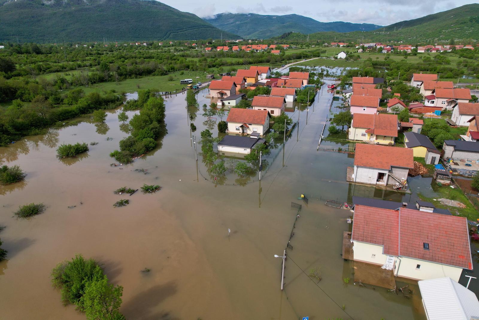 Pogled iz zraka na poplavljeni Gračac Pogled iz zraka na poplavljeni Gračac