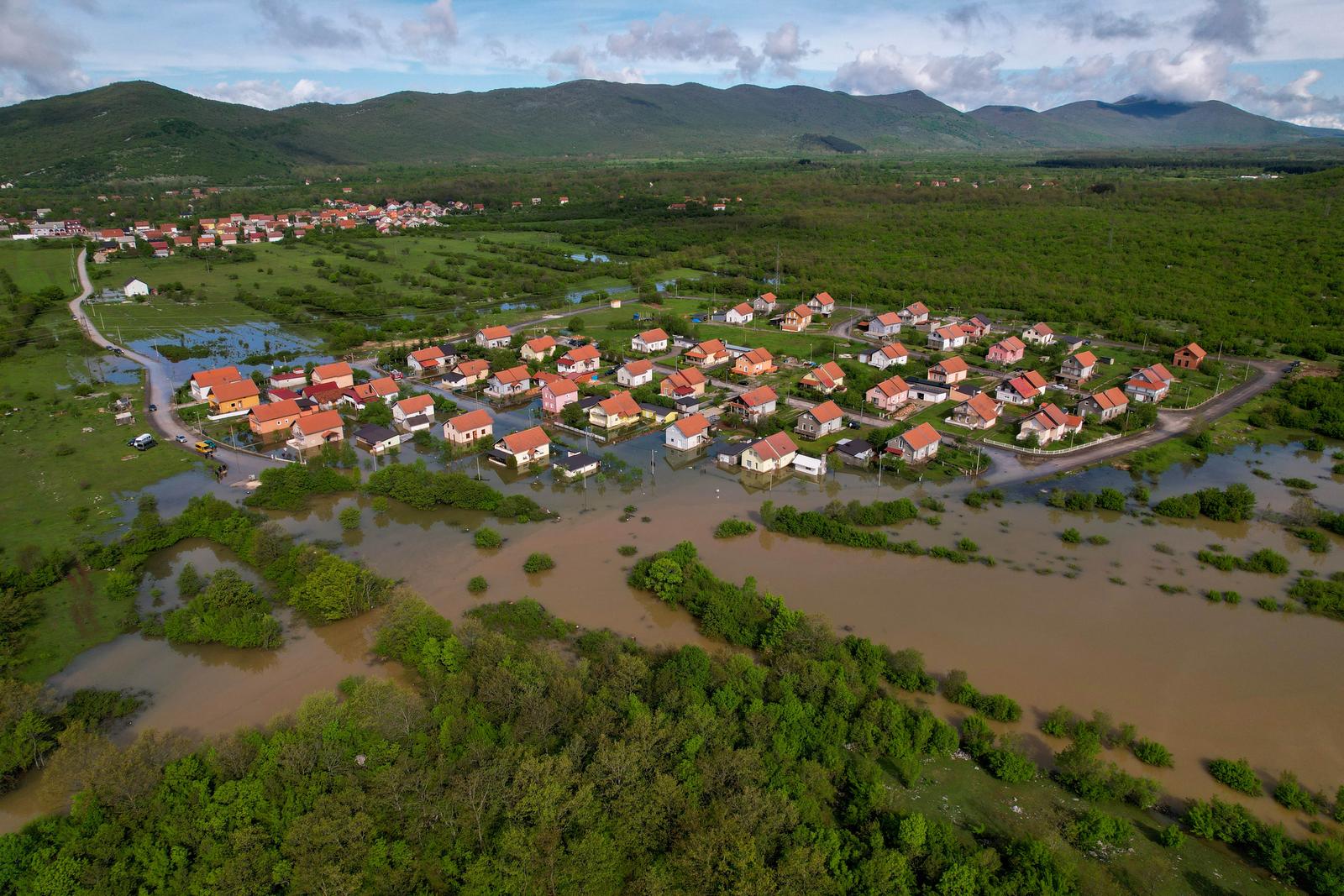 Pogled iz zraka na poplavljeni Gračac Pogled iz zraka na poplavljeni Gračac