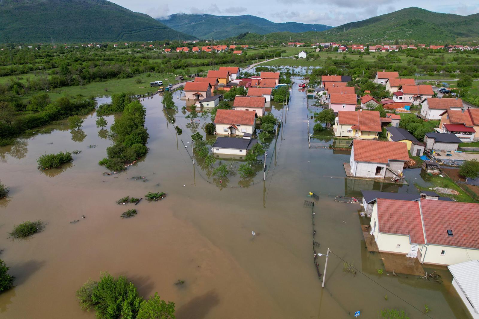 Pogled iz zraka na poplavljeni Gračac Pogled iz zraka na poplavljeni Gračac