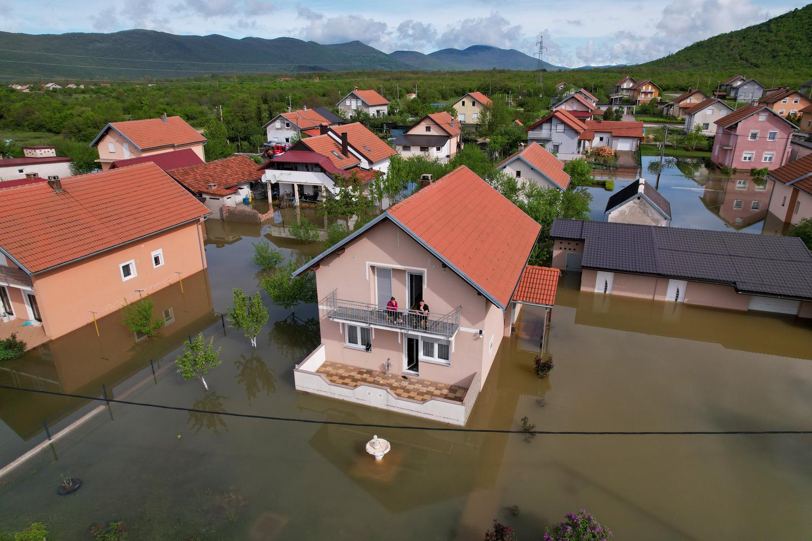 Pogled iz zraka na poplavljeni Gračac Pogled iz zraka na poplavljeni Gračac