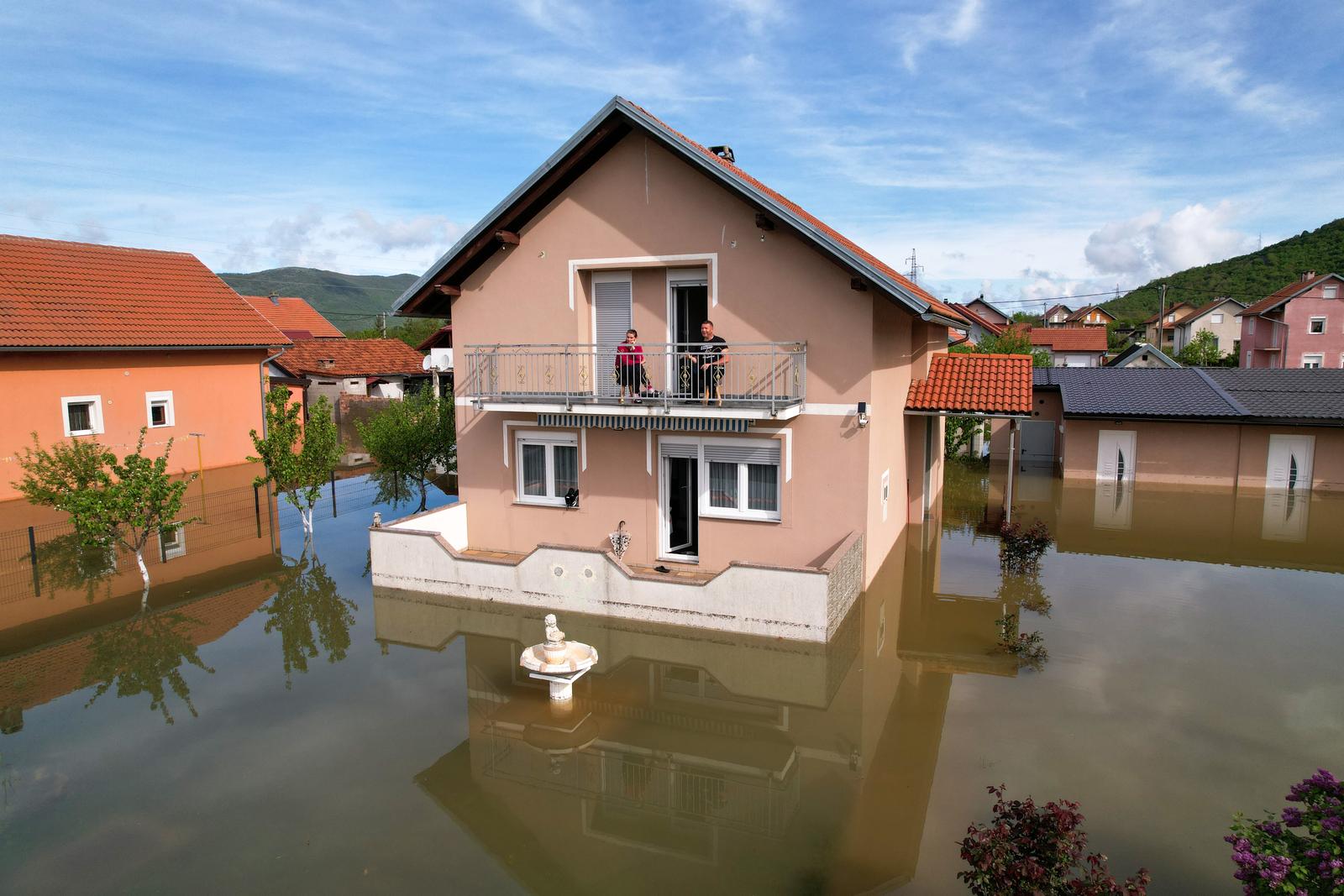 Pogled iz zraka na poplavljeni Gračac Pogled iz zraka na poplavljeni Gračac
