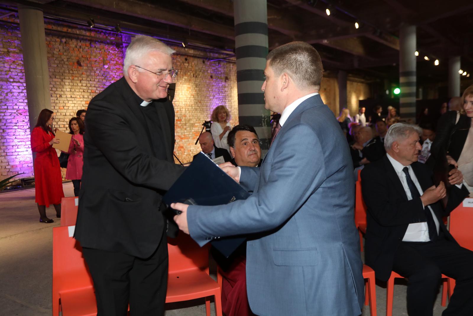 Svečano obilježavanje 50 godina Sveučilišta u Rijeci Svečano obilježavanje 50 godina Sveučilišta u Rijeci