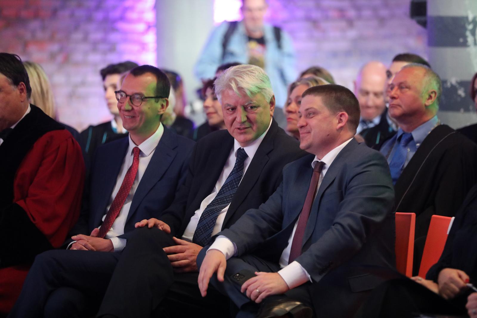 Svečano obilježavanje 50 godina Sveučilišta u Rijeci Svečano obilježavanje 50 godina Sveučilišta u Rijeci