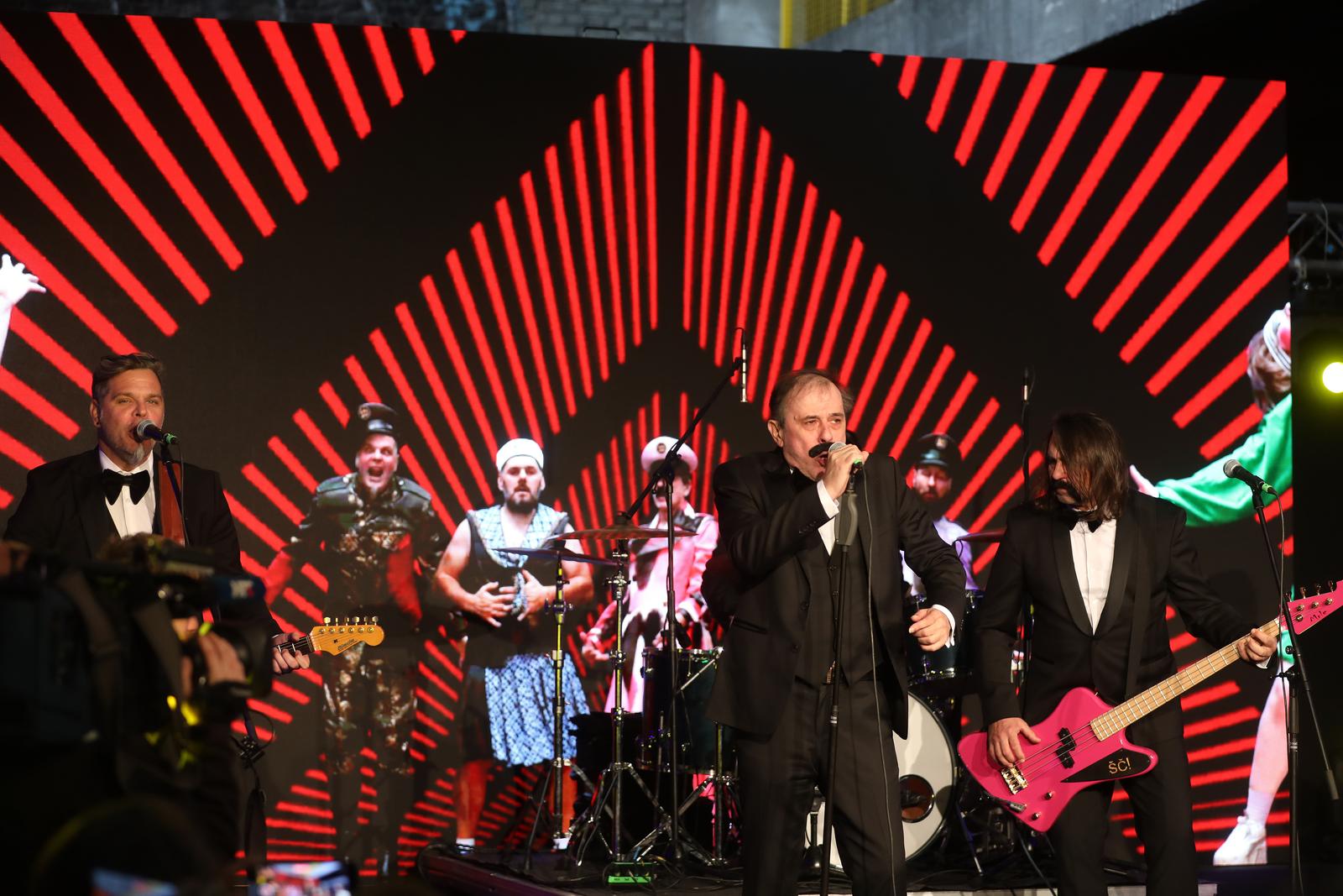 Let 3 nastupio na svečanom obilježavanju 50. obljetnice Sveučilišta u Rijeci Let 3 nastupio na svečanom obilježavanju 50. obljetnice Sveučilišta u Rijeci