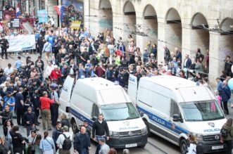 Zagreb: Protuprosvjednice blokirale Hod za život, odnijela ih interventna policija