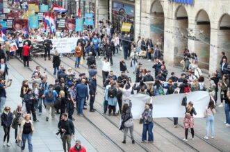 Zagreb: Protuprosvjednice blokirale Hod za život, odnijela ih interventna policija