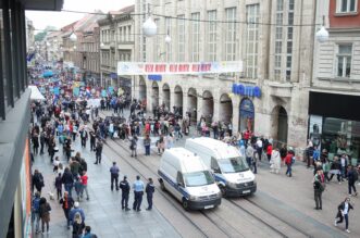 Zagreb: Protuprosvjednice blokirale Hod za život, odnijela ih interventna policija