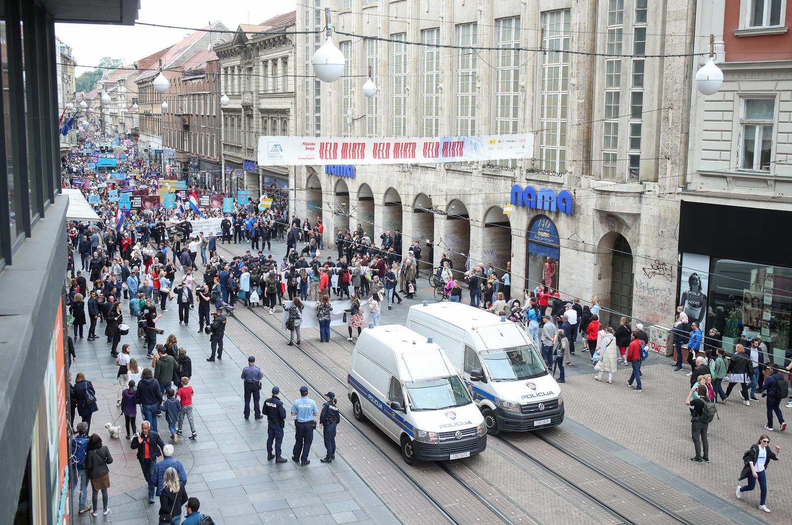 Zagreb: Protuprosvjednice blokirale Hod za život, odnijela ih interventna policija Zagreb: Protuprosvjednice blokirale Hod za život, odnijela ih interventna policija