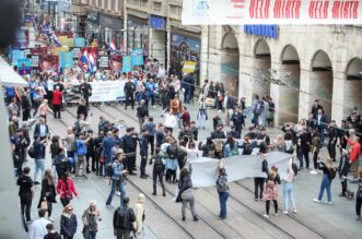 Zagreb: Protuprosvjednice blokirale Hod za život, odnijela ih interventna policija