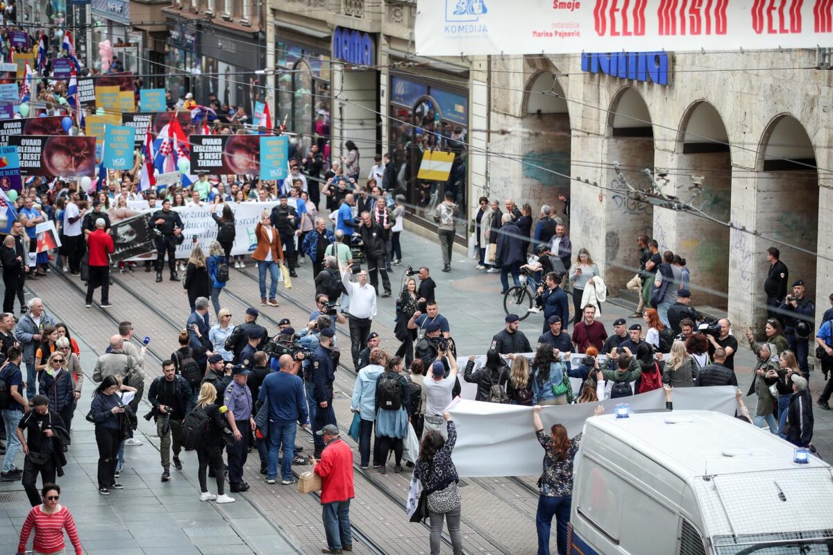Zagreb: Protuprosvjednice blokirale Hod za život, odnijela ih interventna policija