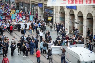 Zagreb: Protuprosvjednice blokirale Hod za život, odnijela ih interventna policija