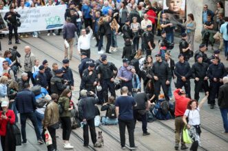 Zagreb: Protuprosvjednice blokirale Hod za život, odnijela ih interventna policija