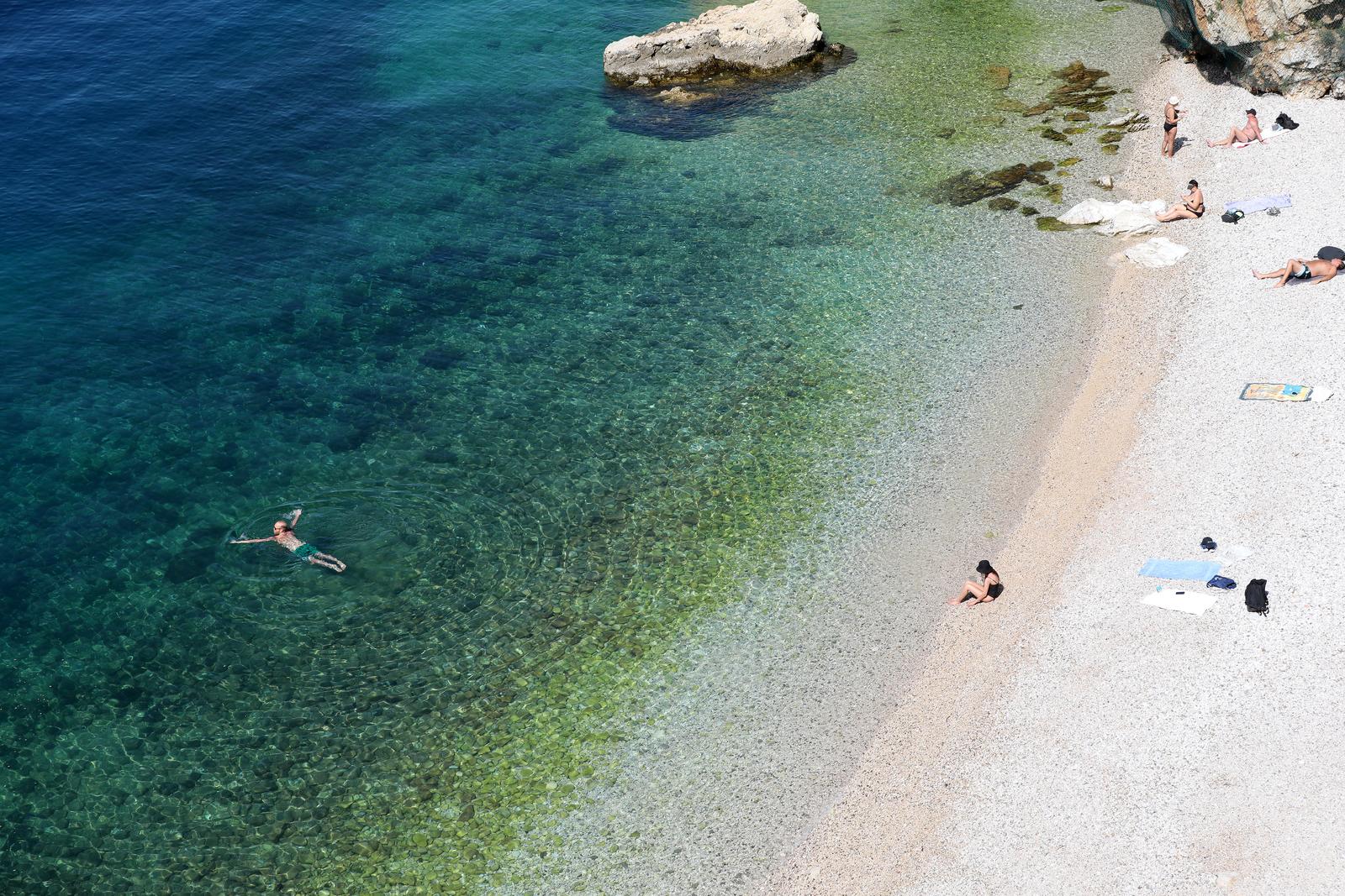 Rijeka: Rijetki kupaci na plazi Sablicevo Rijeka: Rijetki kupaci na plazi Sablicevo