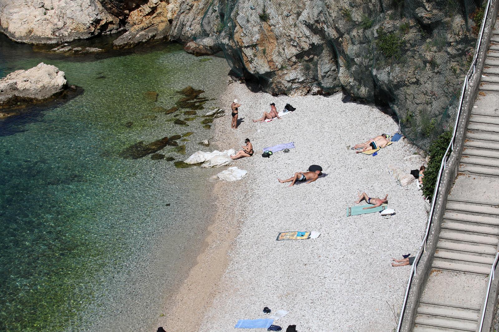 Rijeka: Rijetki kupaci na plazi Sablicevo Rijeka: Rijetki kupaci na plazi Sablicevo