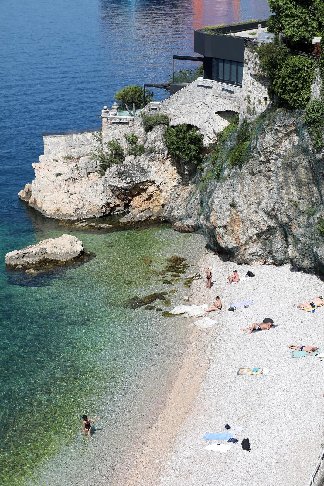 Rijeka: Rijetki kupaci na plazi Sablicevo Rijeka: Rijetki kupaci na plazi Sablicevo