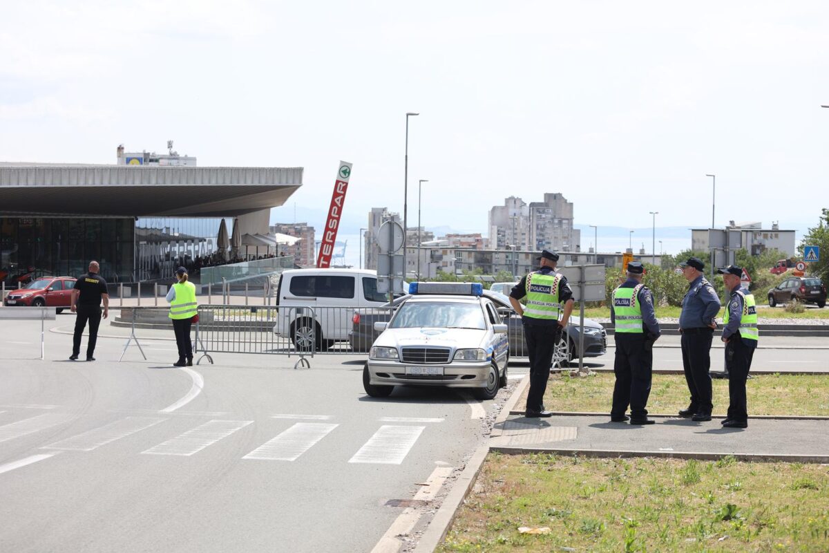 Sportske novosti - RUŽNE SCENE NA RUJEVICI Sukob policije i navijača: 'Više  navijača HNK Rijeka napalo zaštitara angažiranog na osiguranju