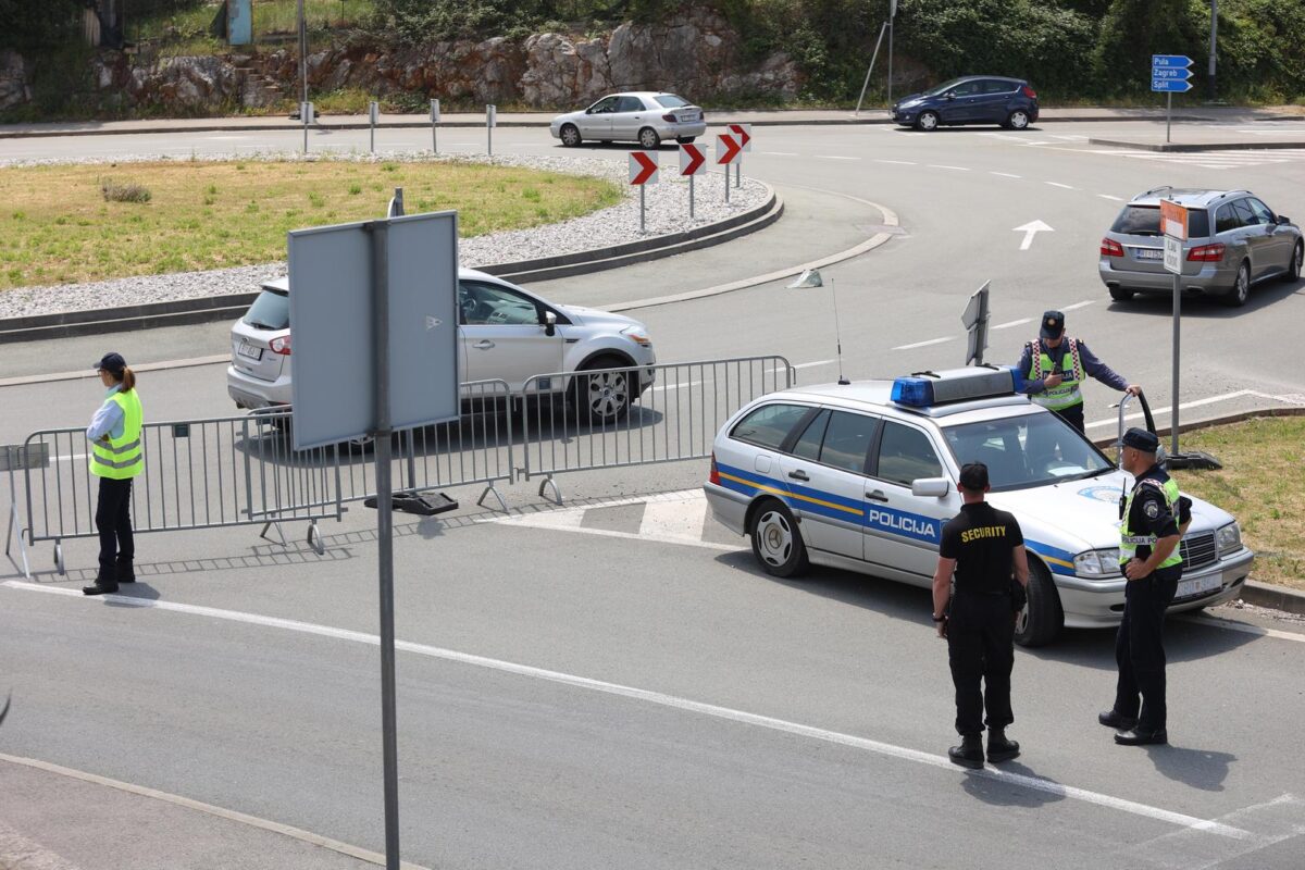 Sportske novosti - RUŽNE SCENE NA RUJEVICI Sukob policije i navijača: 'Više  navijača HNK Rijeka napalo zaštitara angažiranog na osiguranju