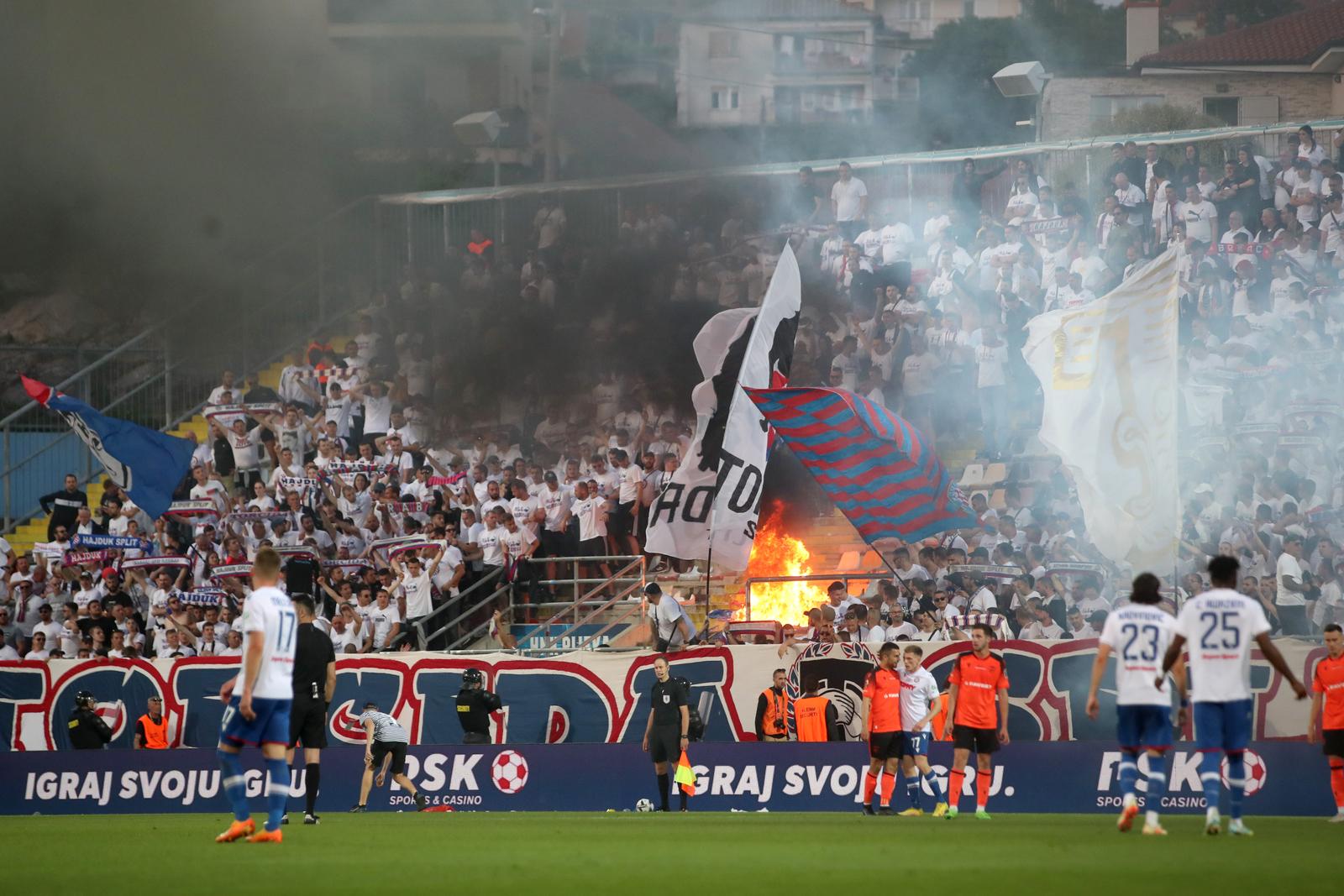 Rijeka: Zapaljene stolice na tribini gdje se nalazi Torcida Rijeka: Zapaljene stolice na tribini gdje se nalazi Torcida