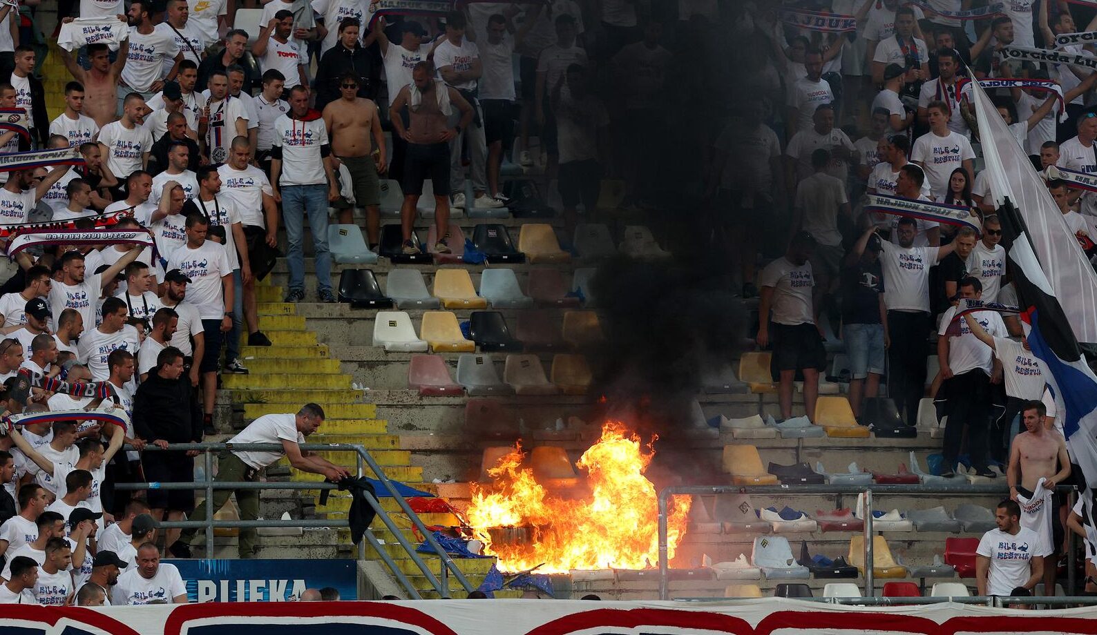 Rijeka: Zapaljene stolice na tribini gdje se nalazi Torcida Rijeka: Zapaljene stolice na tribini gdje se nalazi Torcida