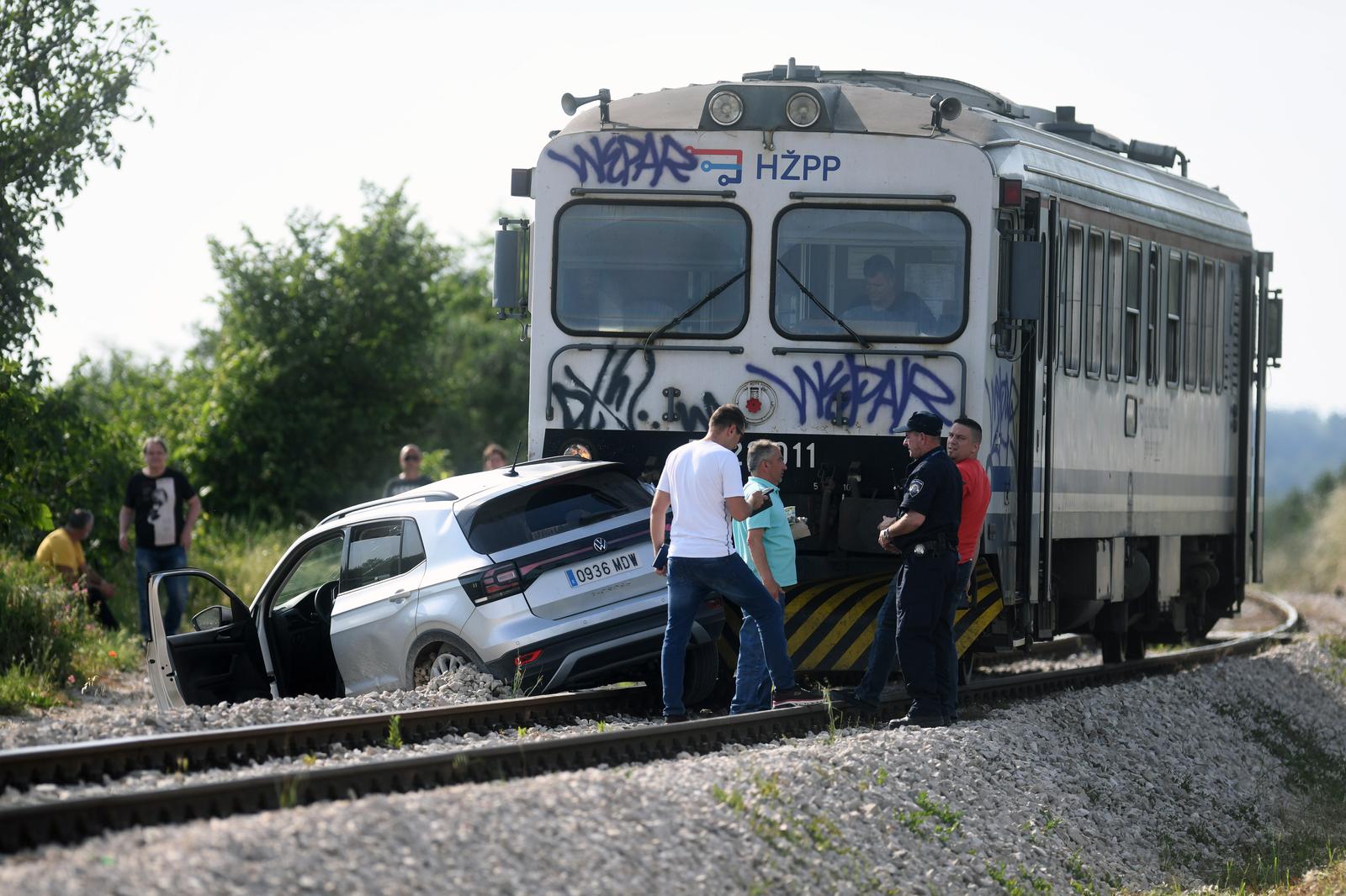 Donje Polje: Prometna nesre?a u Donjem polju u kojoj su sudjelovali vlak i osobni automobil