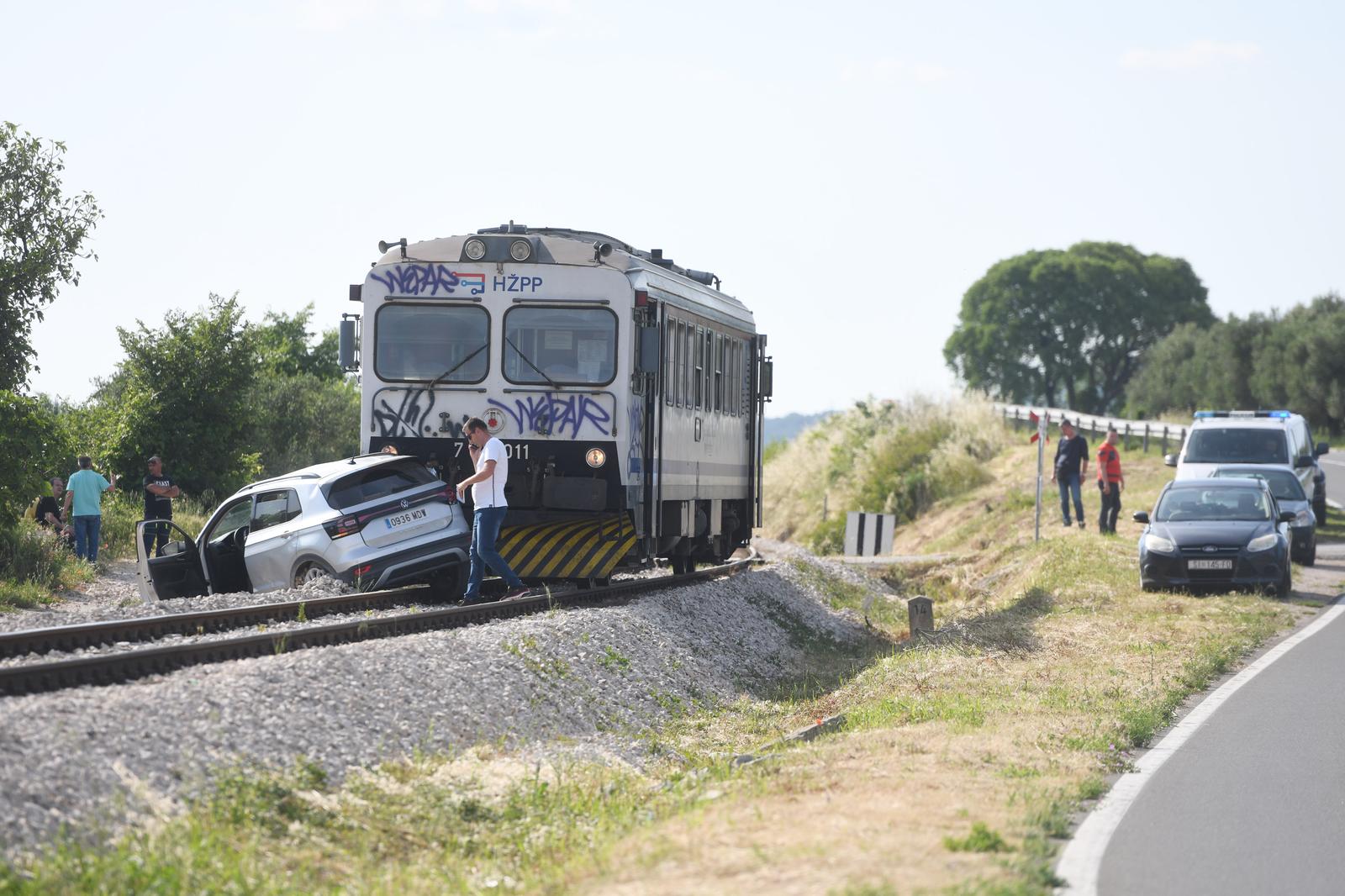 Donje Polje: Prometna nesre?a u Donjem polju u kojoj su sudjelovali vlak i osobni automobil