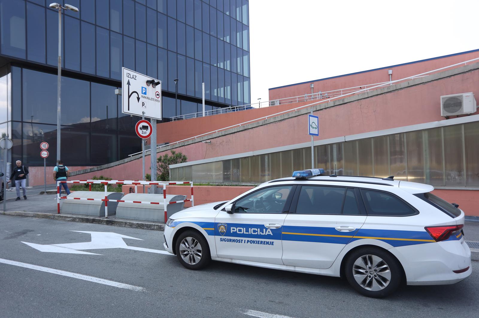 Rijeka: Eksplozija kod Tower centra, u tijeku je očevid i krim istraga Rijeka: Eksplozija kod Tower centra, u tijeku je očevid i krim istraga