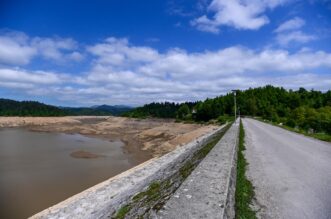 Nakon 22 godine isušeno Lokvarsko jezero, dno skriva ostatke potopljenog naselja