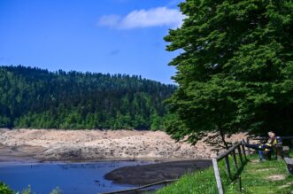 Nakon 22 godine isušeno Lokvarsko jezero, dno skriva ostatke potopljenog naselja