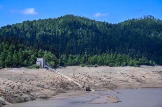 Nakon 22 godine isušeno Lokvarsko jezero, dno skriva ostatke potopljenog naselja