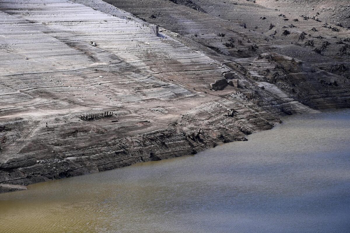 Nakon 22 godine isušeno Lokvarsko jezero, dno skriva ostatke potopljenog naselja