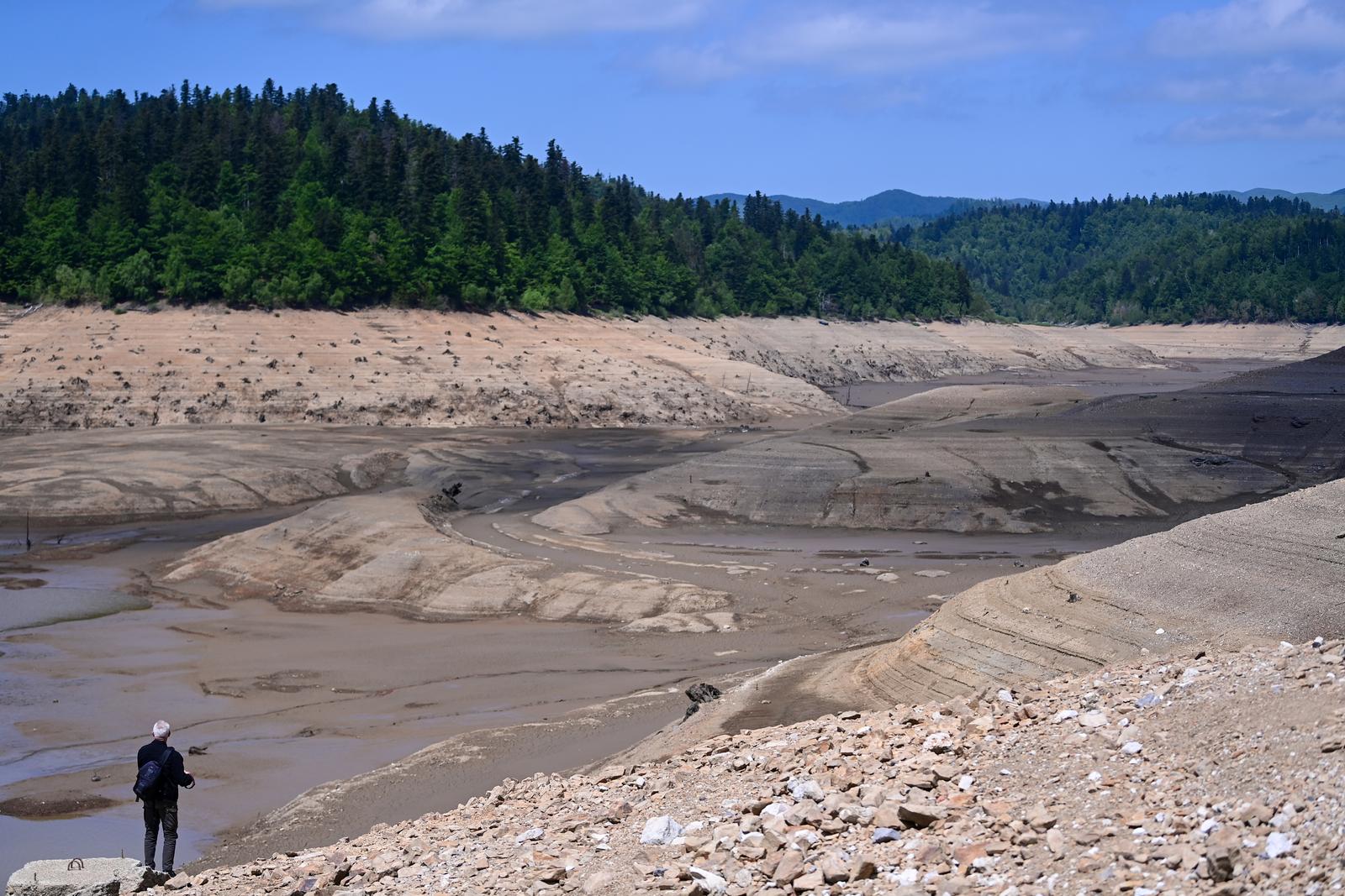 Nakon 22 godine isušeno Lokvarsko jezero, dno skriva ostatke potopljenog naselja Nakon 22 godine isušeno Lokvarsko jezero, dno skriva ostatke potopljenog naselja