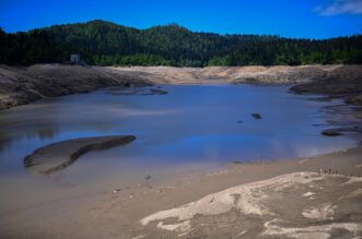 Nakon 22 godine isušeno Lokvarsko jezero, dno skriva ostatke potopljenog naselja