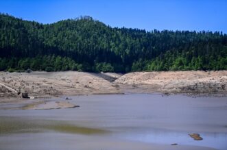 Nakon 22 godine isušeno Lokvarsko jezero, dno skriva ostatke potopljenog naselja