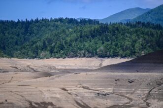 Nakon 22 godine isušeno Lokvarsko jezero, dno skriva ostatke potopljenog naselja