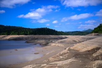 Nakon 22 godine isušeno Lokvarsko jezero, dno skriva ostatke potopljenog naselja