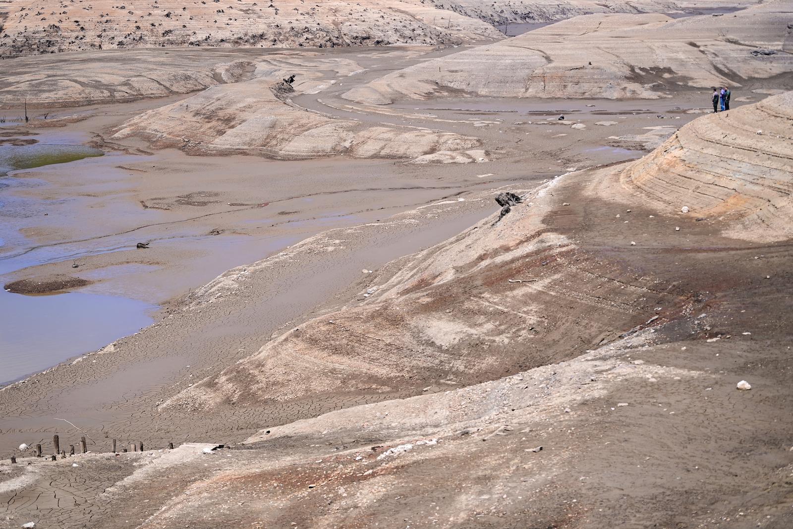 Nakon 22 godine isušeno Lokvarsko jezero, dno skriva ostatke potopljenog naselja Nakon 22 godine isušeno Lokvarsko jezero, dno skriva ostatke potopljenog naselja