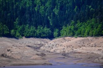 Nakon 22 godine isušeno Lokvarsko jezero, dno skriva ostatke potopljenog naselja