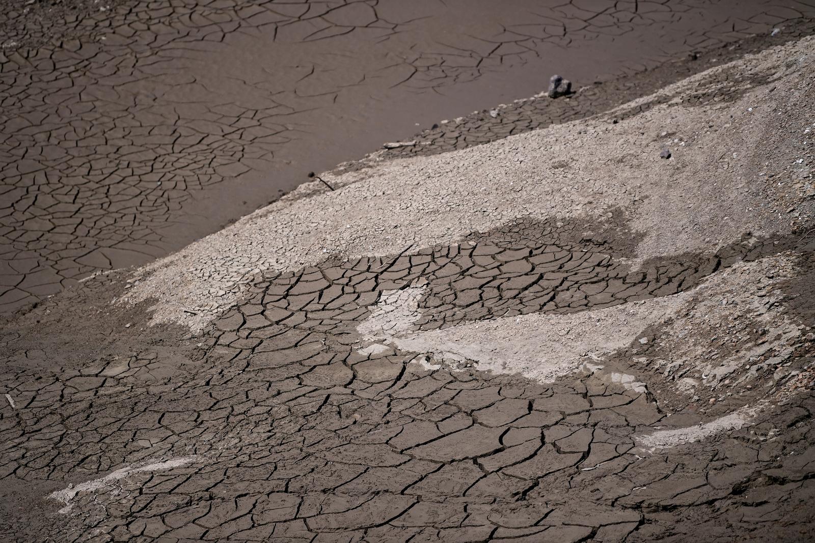 Nakon 22 godine isušeno Lokvarsko jezero, dno skriva ostatke potopljenog naselja Nakon 22 godine isušeno Lokvarsko jezero, dno skriva ostatke potopljenog naselja