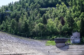 Nakon 22 godine isušeno Lokvarsko jezero, dno skriva ostatke potopljenog naselja